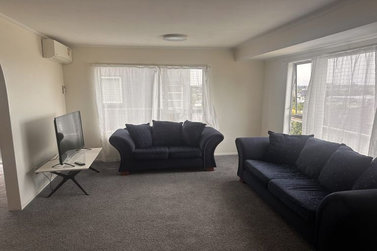 Photo of property in 261 Wairau Road, Totara Vale, Auckland, 0627