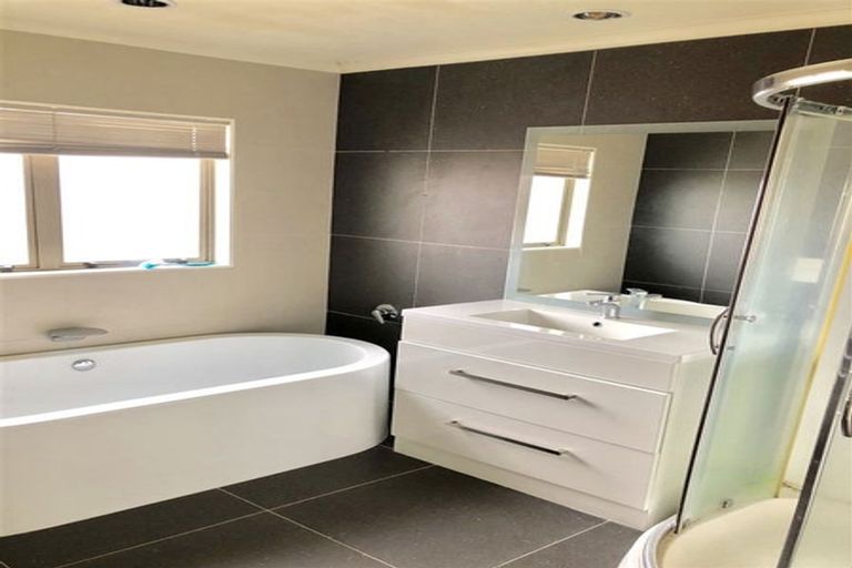 Photo of property in 9 Breon Place, Flat Bush, Auckland, 2016