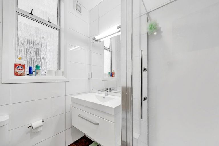 Photo of property in Devonport Apartments, 3/127 Saint Aubyn Street, New Plymouth, 4310