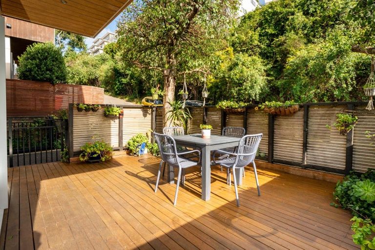 Photo of property in 37 Tiketike Way, Brooklyn, Wellington, 6021