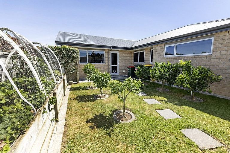 Photo of property in 2 Oakwood Drive, Highlands Park, New Plymouth, 4312