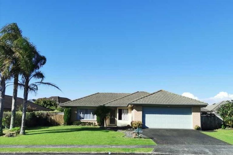 Photo of property in 17 Hillwell Drive, Henderson, Auckland, 0612