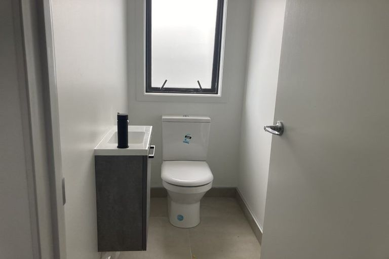 Photo of property in 4/60 Hayfield Way, Karaka, Papakura, 2580