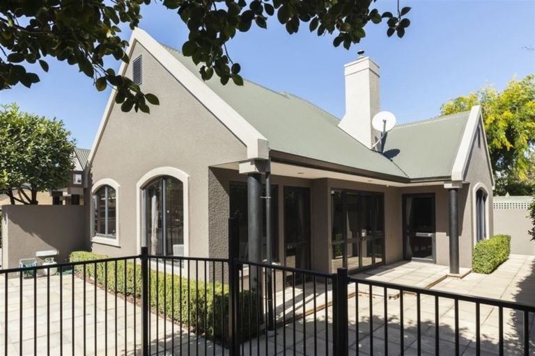 Photo of property in 135 Fendalton Road, Fendalton, Christchurch, 8052