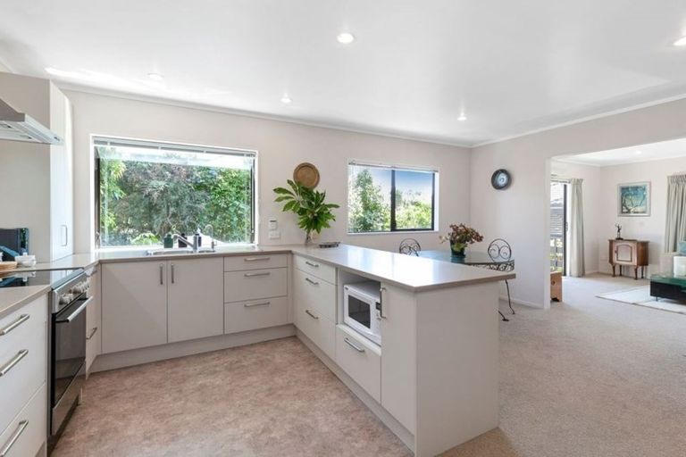Photo of property in 2/39 Browns Bay Road, Browns Bay, Auckland, 0630