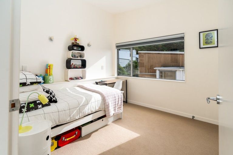 Photo of property in 37 Tiketike Way, Brooklyn, Wellington, 6021