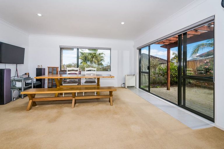 Photo of property in 26 Rising Parade, Fairview Heights, Auckland, 0632