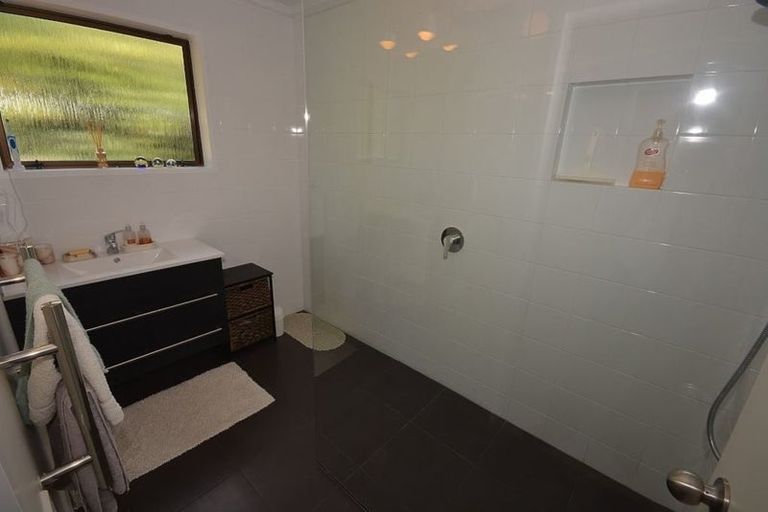 Photo of property in 17a Kowhai Grove, Waikanae, 5036