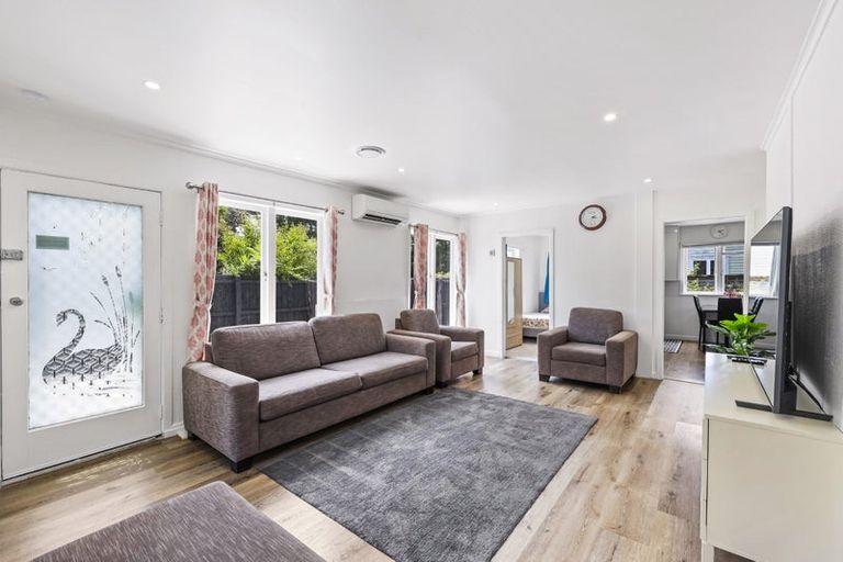Photo of property in 2/176 Henderson Valley Road, Henderson, Auckland, 0612