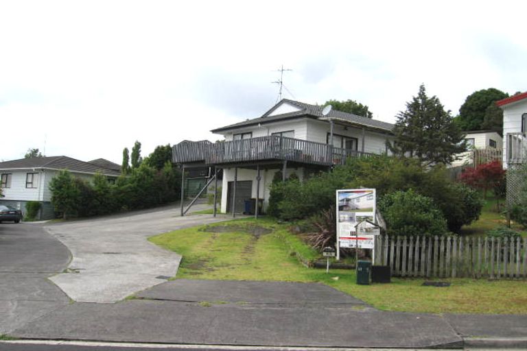 Photo of property in 2/8 Sevilla Place, Unsworth Heights, Auckland, 0632