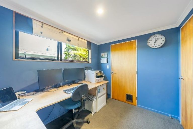 Photo of property in 21 Poto Road, Normandale, Lower Hutt, 5010