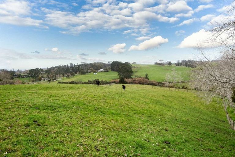 Photo of property in 141 Tawa Road, Kumeu, 0891