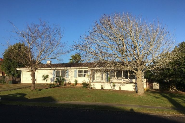 Photo of property in 11 Tupaki Place, Pakuranga Heights, Auckland, 2010