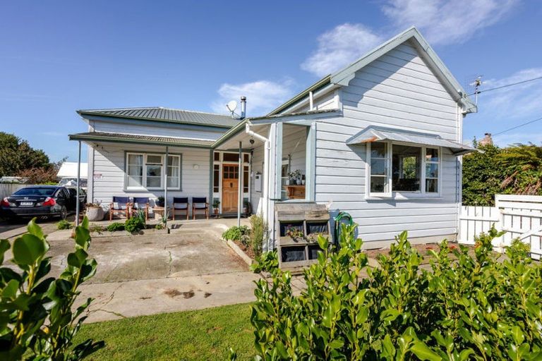 Photo of property in 28 Fox Street, Woodville, 4920