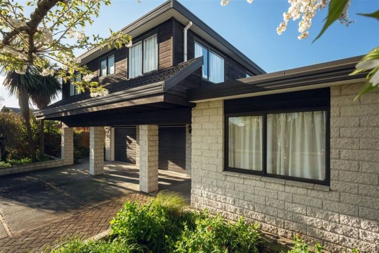 Photo of property in 10 Harkness Place, Avonhead, Christchurch, 8042