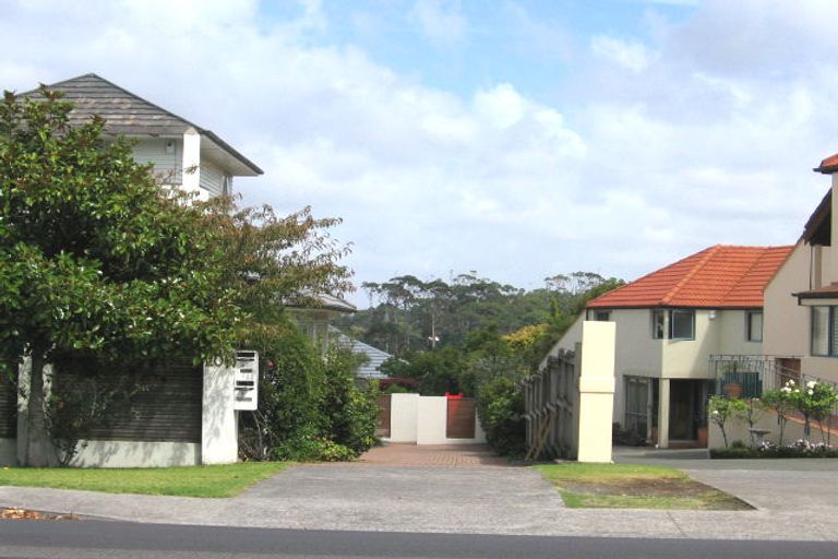 Photo of property in 1/206 East Coast Road, Forrest Hill, Auckland, 0620
