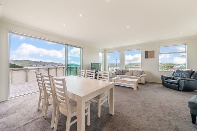 Photo of property in 10 Hollyford Place, Aotea, Porirua, 5024