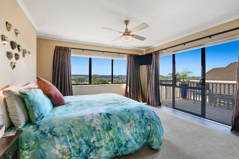Photo of property in 13 Seagate Place, Red Beach, 0932