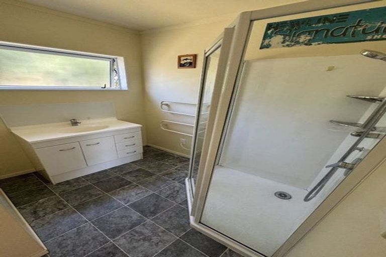 Photo of property in 72 Queens Road, Waikanae Beach, Waikanae, 5036