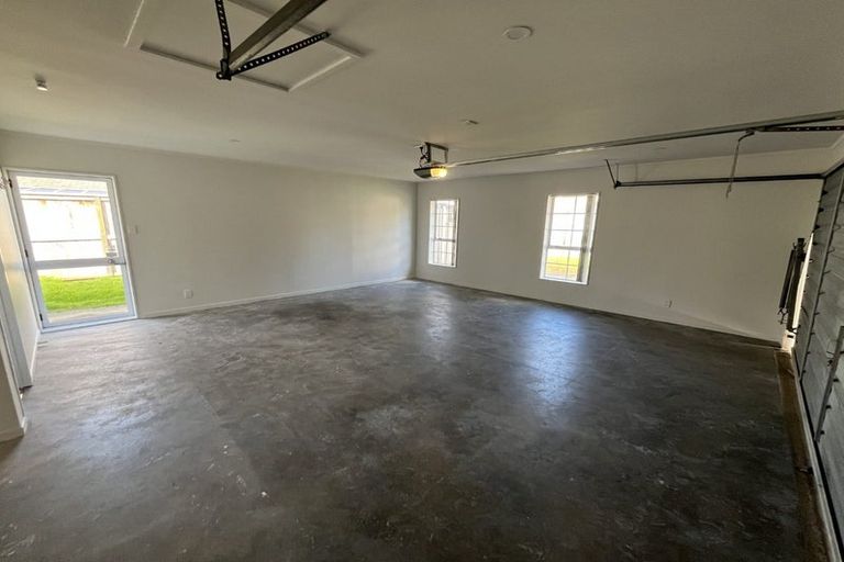 Photo of property in 2 Framalda Place, Conifer Grove, Takanini, 2112
