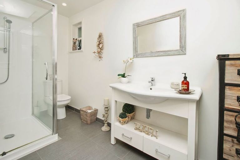 Photo of property in 63 Forrest Hill Road, Milford, Auckland, 0620