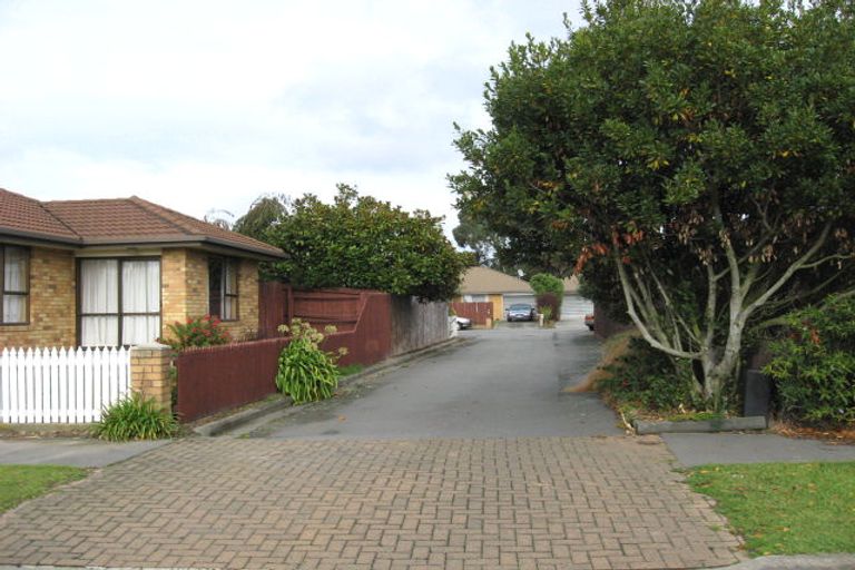 Photo of property in 1/12 Honeysuckle Place, Northcote, Christchurch, 8052
