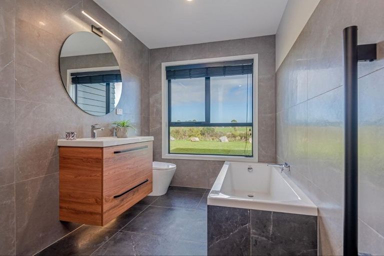 Photo of property in 49 Johnstone Drive, Fitzherbert, Palmerston North, 4410