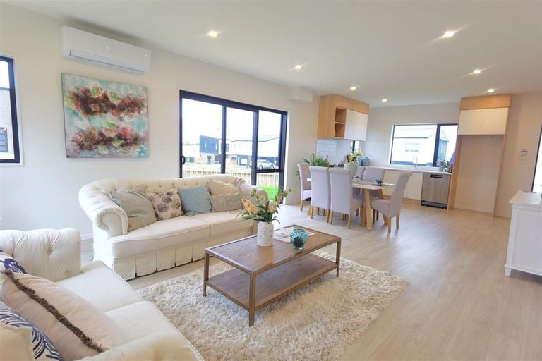 Photo of property in 2 Poruru Close, Papakura, 2110