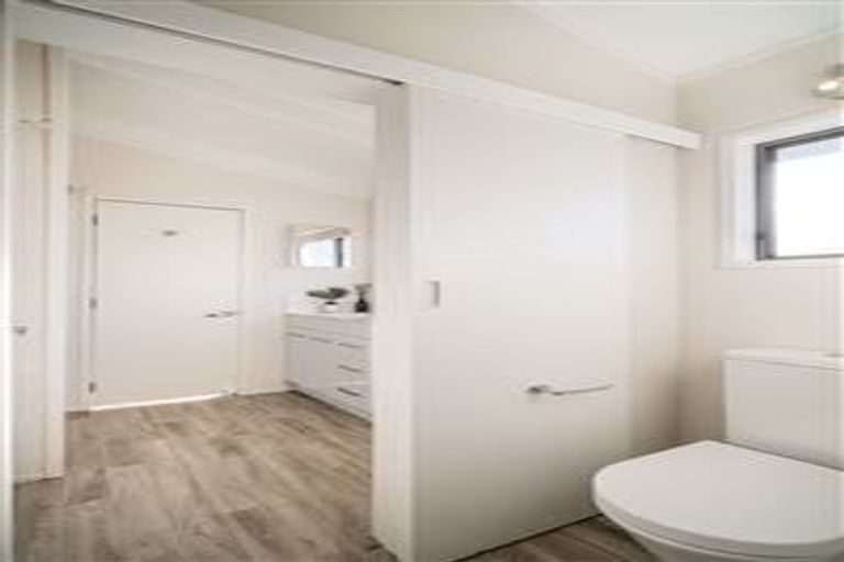 Photo of property in 1/18 Glenfield Road, Birkenhead, Auckland, 0626