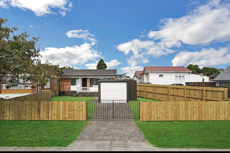 Photo of property in 3/2 Mickle Street, Te Atatu South, Auckland, 0610