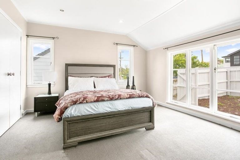 Photo of property in 24 Northall Road, New Lynn, Auckland, 0600