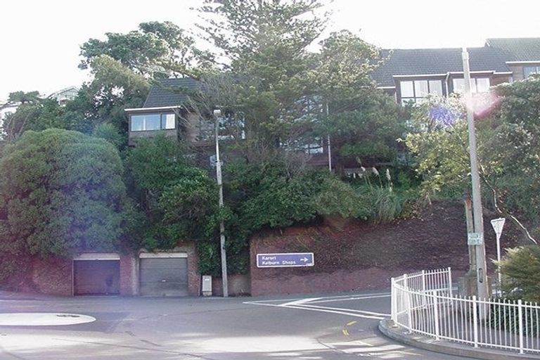 Photo of property in 52f2 Kelburn Parade, Kelburn, Wellington, 6012