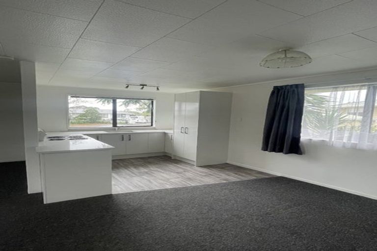 Photo of property in 17 Glen Close, Glen Eden, Auckland, 0602