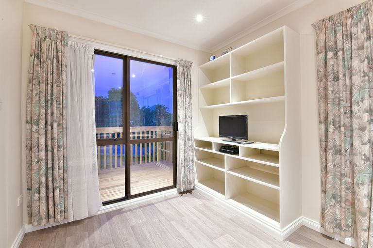 Photo of property in 13 Quo Vadis Place, Red Beach, 0932