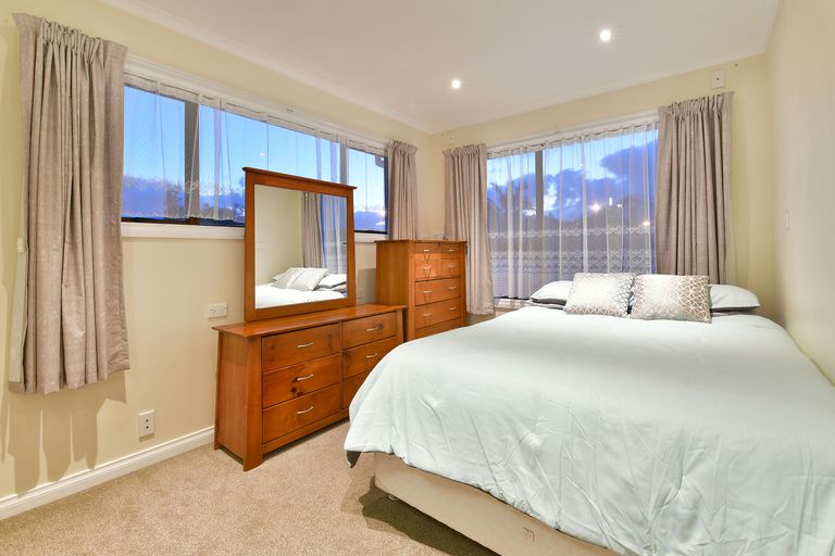 Photo of property in 13 Quo Vadis Place, Red Beach, 0932