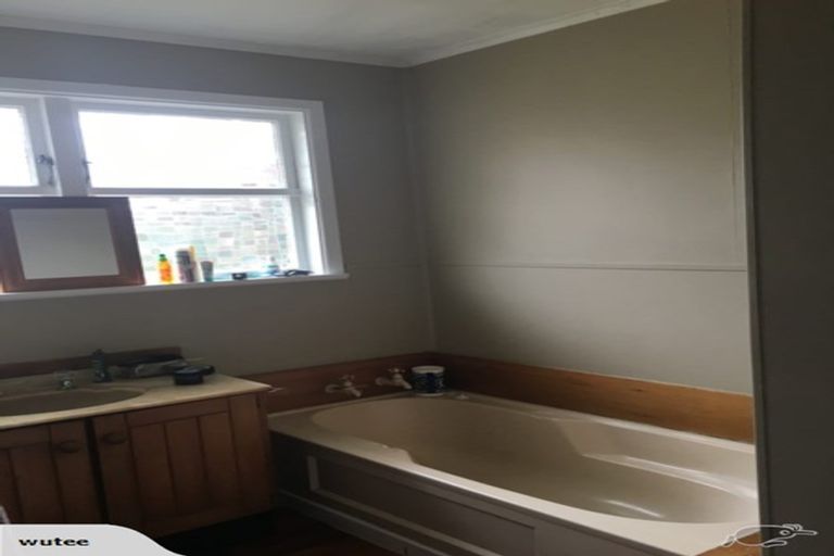 Photo of property in 126 Glanmire Road, Newlands, Wellington, 6037