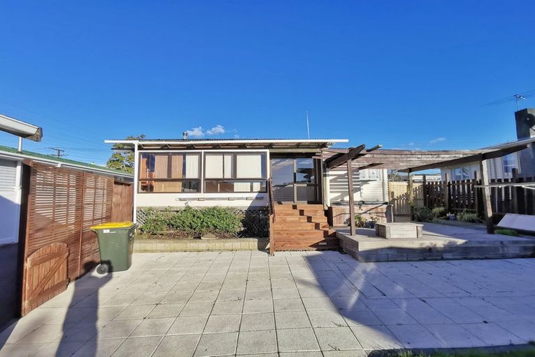 Photo of property in 6 Marlene Avenue, Te Atatu South, Auckland, 0610
