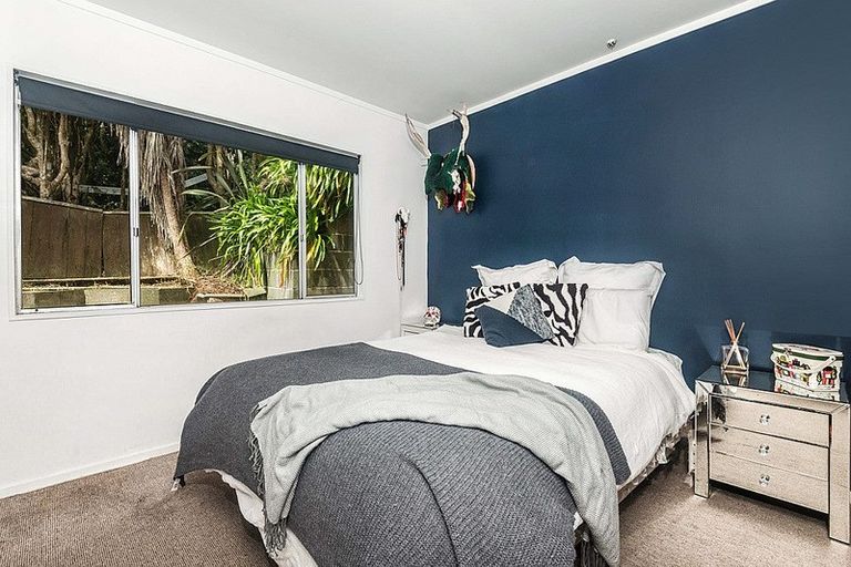 Photo of property in 33 Omega Street, Newlands, Wellington, 6037