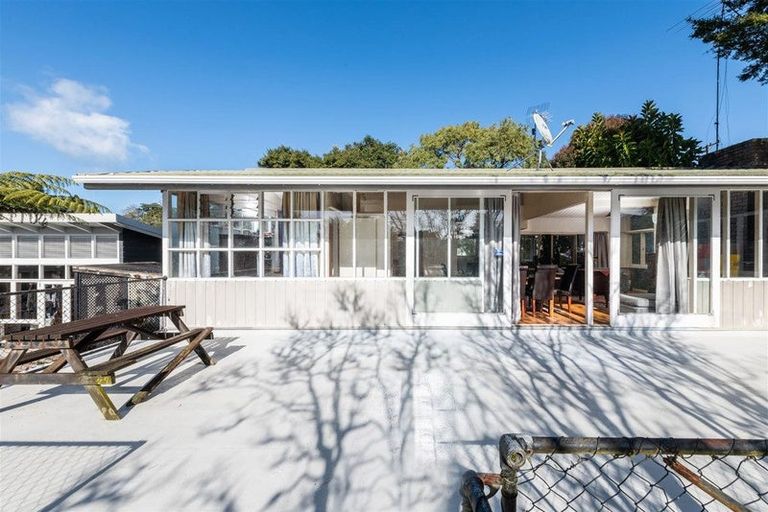 Photo of property in 16 De Val Drive, Titirangi, Auckland, 0604