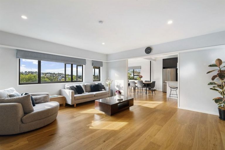 Photo of property in 1/52 Pupuke Road, Hillcrest, Auckland, 0627