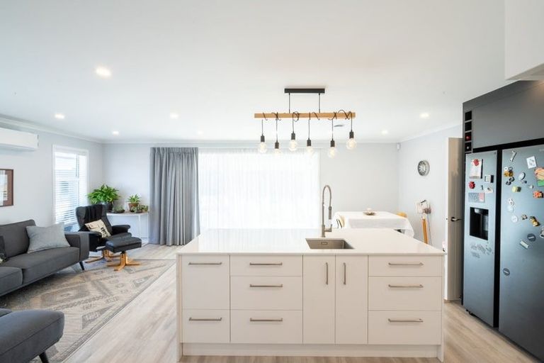 Photo of property in 96 Johnstone Drive, Fitzherbert, Palmerston North, 4410