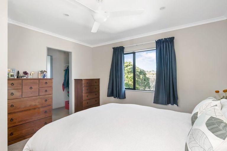 Photo of property in 29 Stewart Drive, Newlands, Wellington, 6037