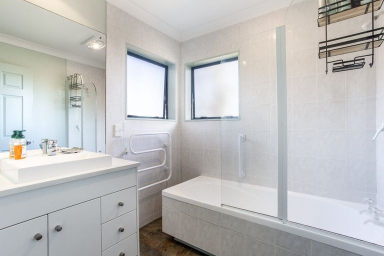 Photo of property in 35c Edmonton Road, Henderson, Auckland, 0612