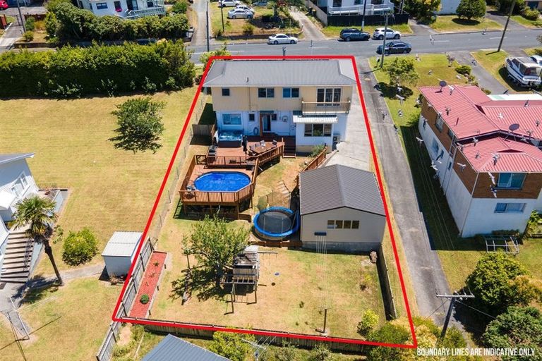 Photo of property in 112 Lincoln Park Avenue, Massey, Auckland, 0614