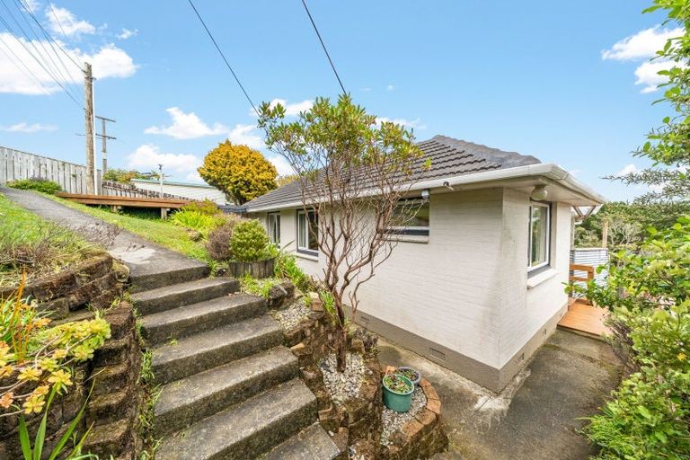 Photo of property in 35 Poto Road, Normandale, Lower Hutt, 5010