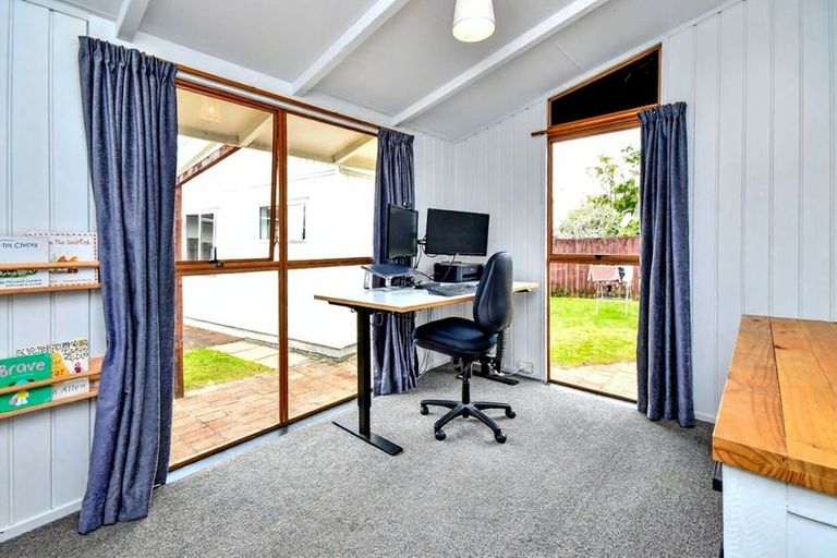 Photo of property in 8 Booker Place, Weymouth, Auckland, 2103