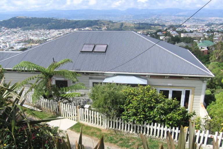 Photo of property in 39 Karepa Street, Brooklyn, Wellington, 6021