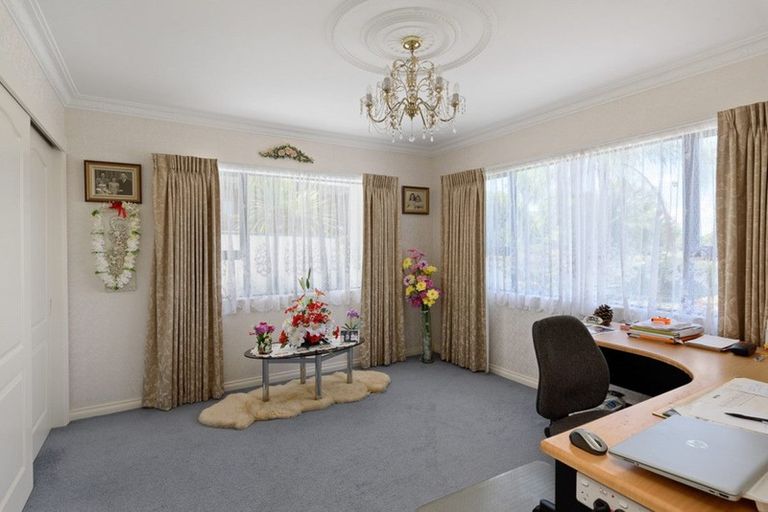 Photo of property in 16 Waimanu Bay Drive, Te Atatu Peninsula, Auckland, 0610