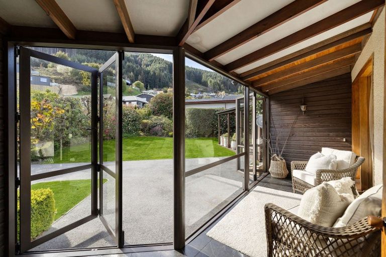 Photo of property in 9 Greenstone Place, Fernhill, Queenstown, 9300