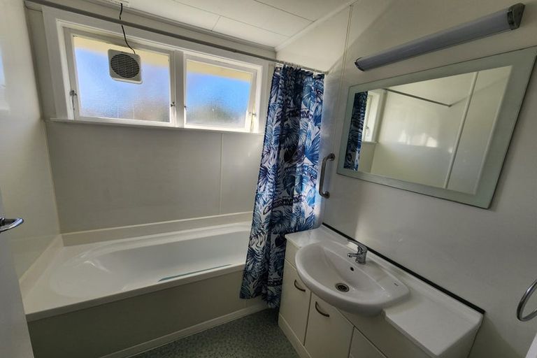 Photo of property in 1/6 Moeraki Road, Maoribank, Upper Hutt, 5018